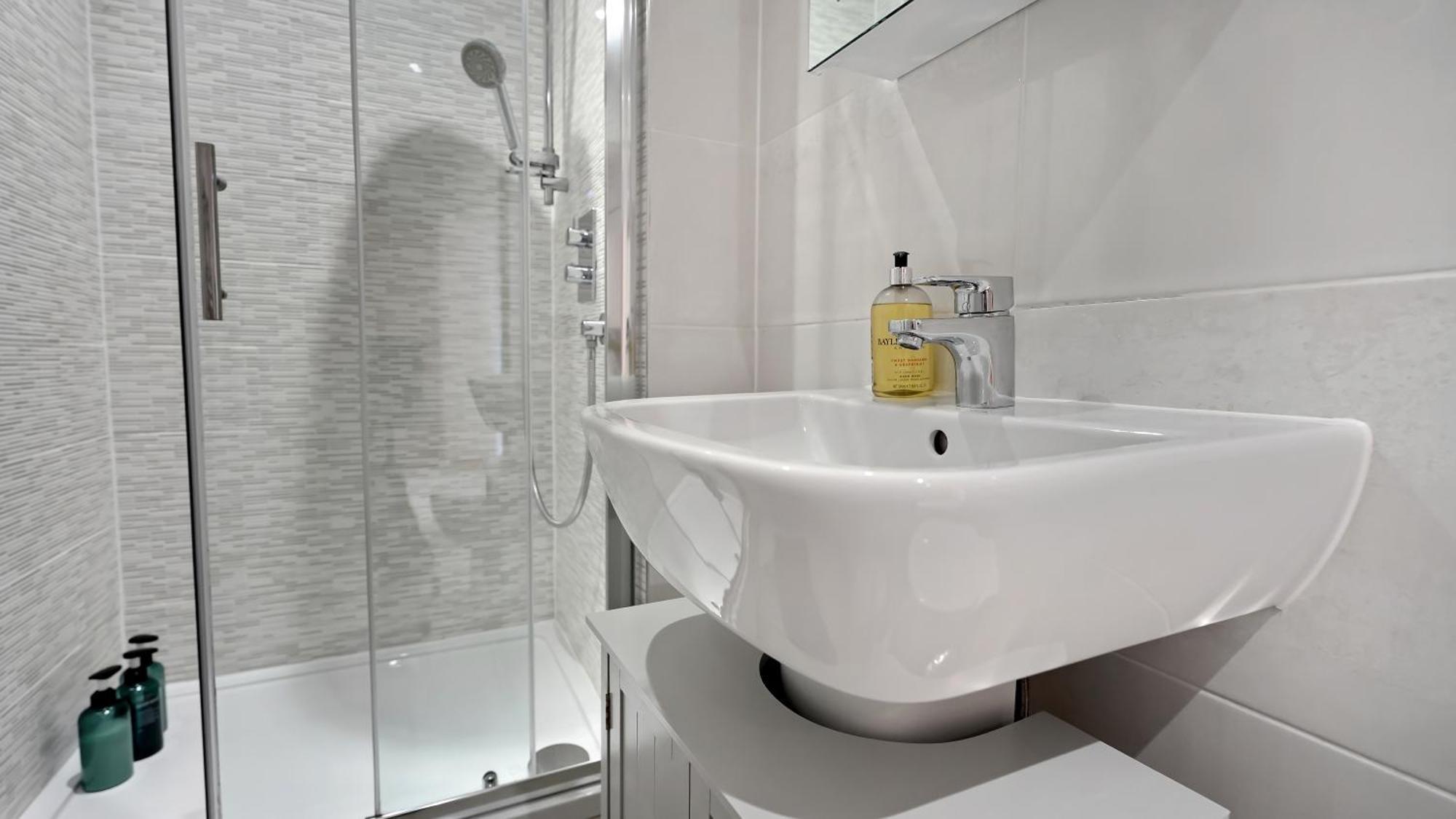 Modern And Spacious Penthouse Apartment In Putney With Free Parking 伦敦 外观 照片